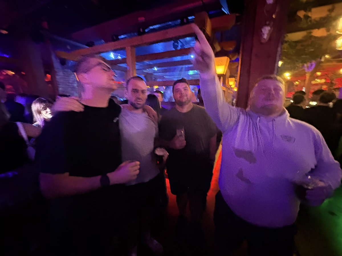 #BiggunJoinsTheBears #DoneDeal #WeighIn #NorfolkRumourMill Runs The bar and scores runs…