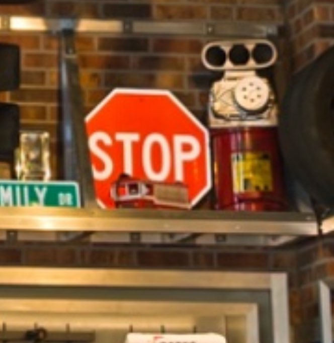 PixieDustVibes's tweet image. What the hell? They didn’t make this in-house?! I can buy the same thing at Walmart for $12! Do better, Universal!