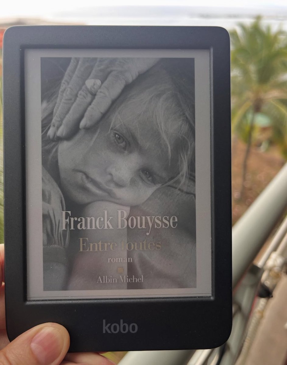 Franck Bouysse signe encore un très beau roman porté par l’histoire de vies simples et généreuses de paysans aux belles âmes. Le narrateur parle de sa grand-mère, Marie, morte à 88 ans et raconte son histoire, sa traversée du 20e siècle. C’est elle qu’il place « entre toutes ».