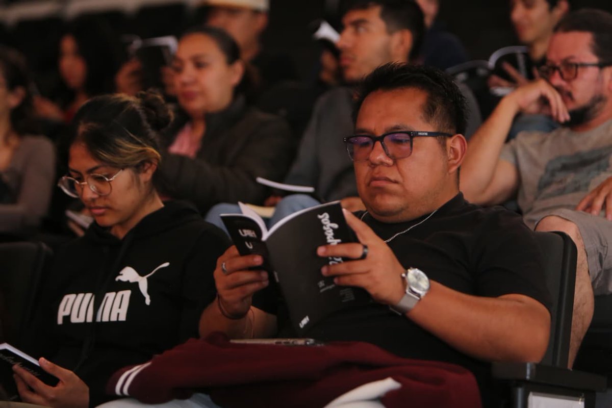 Ecos de Japón se hacen presentes en #FUL2025.  🇯🇵📖

La Dirección de Fomento a la Lectura de la Universidad Autónoma del Estado de Hidalgo (#UAEH) presentó en la 38 edición de la Feria Universitaria del Libro (<a href="/FUL_mx/">FUL</a>) el libro Relámpagos, antología de Haiku, una obra en la que