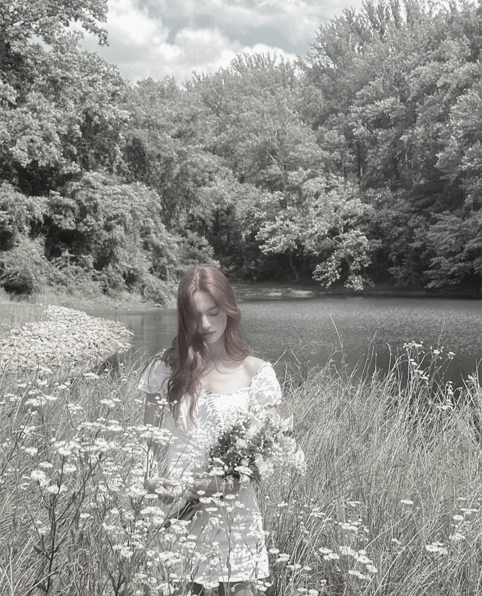 moolightstxr's tweet image. 𝑩𝒂𝒋𝒐 𝒆𝒍 𝒗𝒆𝒍𝒐 𝒅𝒆 𝒍𝒂 𝒏𝒊𝒆𝒃𝒍𝒂, 𝒍𝒐𝒔 𝒔𝒆𝒄𝒓𝒆𝒕𝒐𝒔 𝒅𝒆𝒍 𝒑𝒂𝒔𝒂𝒅𝒐 𝒔𝒖𝒔𝒖𝒓𝒓𝒂𝒏 𝒆𝒏 𝒍𝒂 𝒔𝒐𝒍𝒆𝒅𝒂𝒅 𝒅𝒆 𝒖𝒏 𝒄𝒐𝒓𝒂𝒛ó𝒏 𝒒𝒖𝒆 𝒂𝒏𝒉𝒆𝒍𝒂 𝒓𝒆𝒔𝒑𝒖𝒆𝒔𝒕𝒂𝒔, 𝒐 𝒒𝒖𝒊𝒛á𝒔, 𝒐𝒍𝒗𝒊𝒅𝒐…