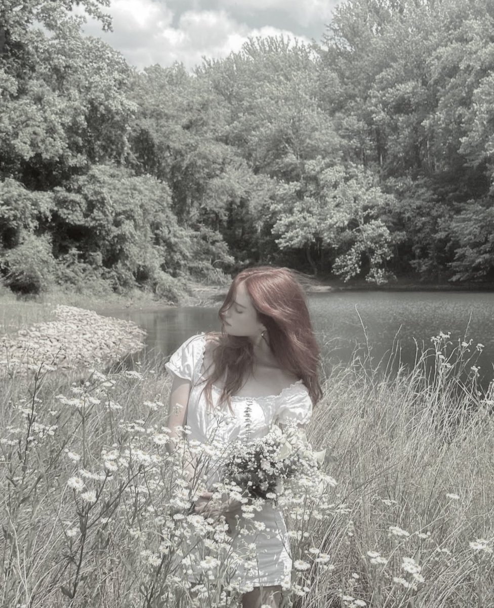 moolightstxr's tweet image. 𝑩𝒂𝒋𝒐 𝒆𝒍 𝒗𝒆𝒍𝒐 𝒅𝒆 𝒍𝒂 𝒏𝒊𝒆𝒃𝒍𝒂, 𝒍𝒐𝒔 𝒔𝒆𝒄𝒓𝒆𝒕𝒐𝒔 𝒅𝒆𝒍 𝒑𝒂𝒔𝒂𝒅𝒐 𝒔𝒖𝒔𝒖𝒓𝒓𝒂𝒏 𝒆𝒏 𝒍𝒂 𝒔𝒐𝒍𝒆𝒅𝒂𝒅 𝒅𝒆 𝒖𝒏 𝒄𝒐𝒓𝒂𝒛ó𝒏 𝒒𝒖𝒆 𝒂𝒏𝒉𝒆𝒍𝒂 𝒓𝒆𝒔𝒑𝒖𝒆𝒔𝒕𝒂𝒔, 𝒐 𝒒𝒖𝒊𝒛á𝒔, 𝒐𝒍𝒗𝒊𝒅𝒐…