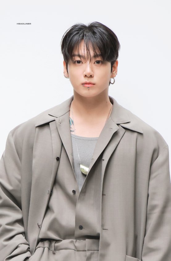 Jungkook’s appearance at the Calvin Klein show sparked over 1 million posts on Twitter, making him the most mentioned musician of the day. 🖤✨