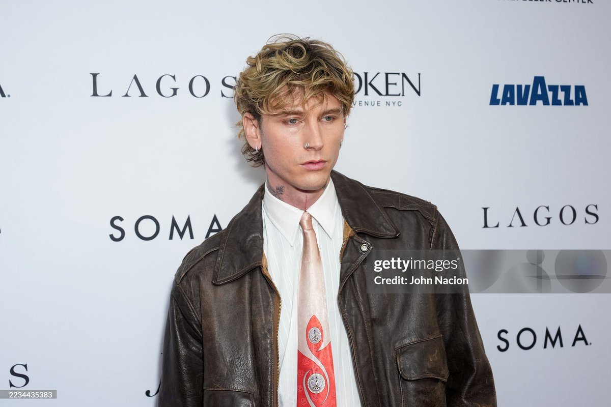 ▫️MGK at The Daily Front Row's 12th Annual Fashion Media Awards | MGK en la 12.ª edición de los premios Fashion Media Awards de Daily Front Row.
📍The Rainbow Room . NYC 🗽.

 📸 Getty Images