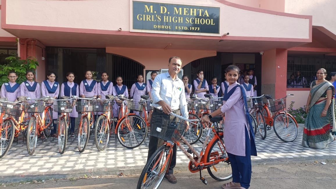 DSCW_Jamnagar's tweet image. શ્રી એમ. ડી. મેહતા ગર્લ્સ હાઈસ્કૂલ, ધ્રોલમાં સરકારશ્રીની સરસ્વતી સાધના યોજના(સાયકલ સહાય) અંતર્ગત ધોરણ 9 માં અભ્યાસ કરતી વિદ્યાર્થીનીઓને નાયબ નિયામકશ્રી, અનુ. જાતિ કલ્યાણ, જામનગર તથા આચાર્યશ્રીની હાજરીમાં સાયકલનું વિતરણ કરવામાં આવ્યું.
#Dhrol
#SCW
#cyclescheme
#cycle