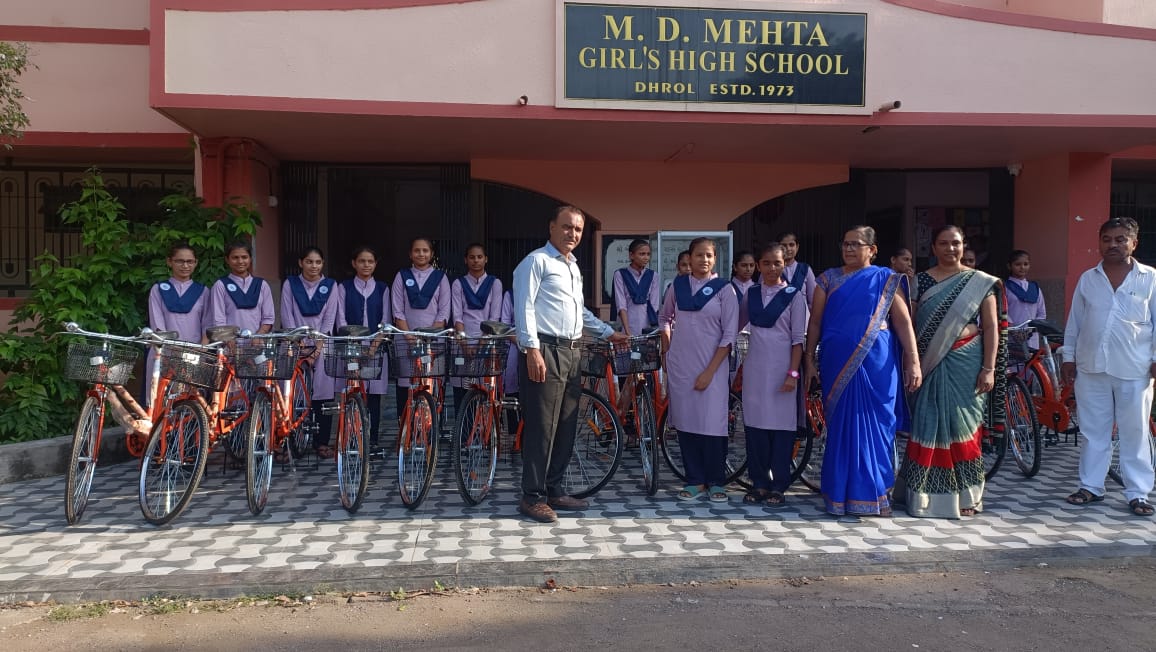 DSCW_Jamnagar's tweet image. શ્રી એમ. ડી. મેહતા ગર્લ્સ હાઈસ્કૂલ, ધ્રોલમાં સરકારશ્રીની સરસ્વતી સાધના યોજના(સાયકલ સહાય) અંતર્ગત ધોરણ 9 માં અભ્યાસ કરતી વિદ્યાર્થીનીઓને નાયબ નિયામકશ્રી, અનુ. જાતિ કલ્યાણ, જામનગર તથા આચાર્યશ્રીની હાજરીમાં સાયકલનું વિતરણ કરવામાં આવ્યું.
#Dhrol
#SCW
#cyclescheme
#cycle