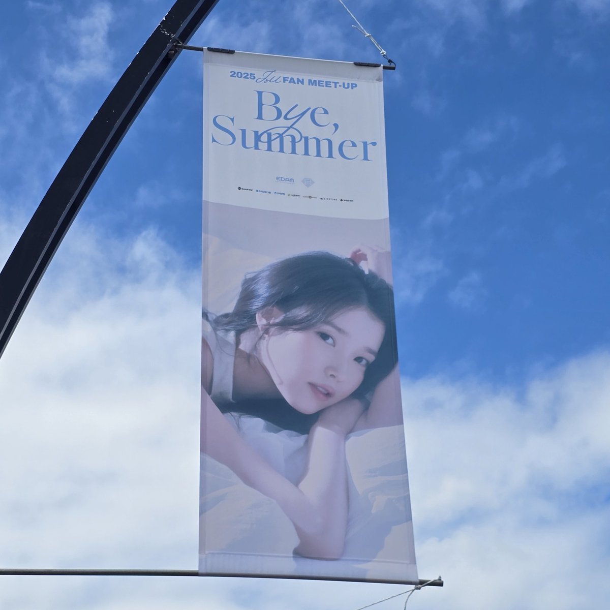 IU_dbs's tweet photo. 이걸 보고 돌아가야한다니.. 나도 콘서트 ㅠㅠ 아이크 본가에 있어서 티켓현판도 못사긔.. https://t.co/g7wnxdekKO