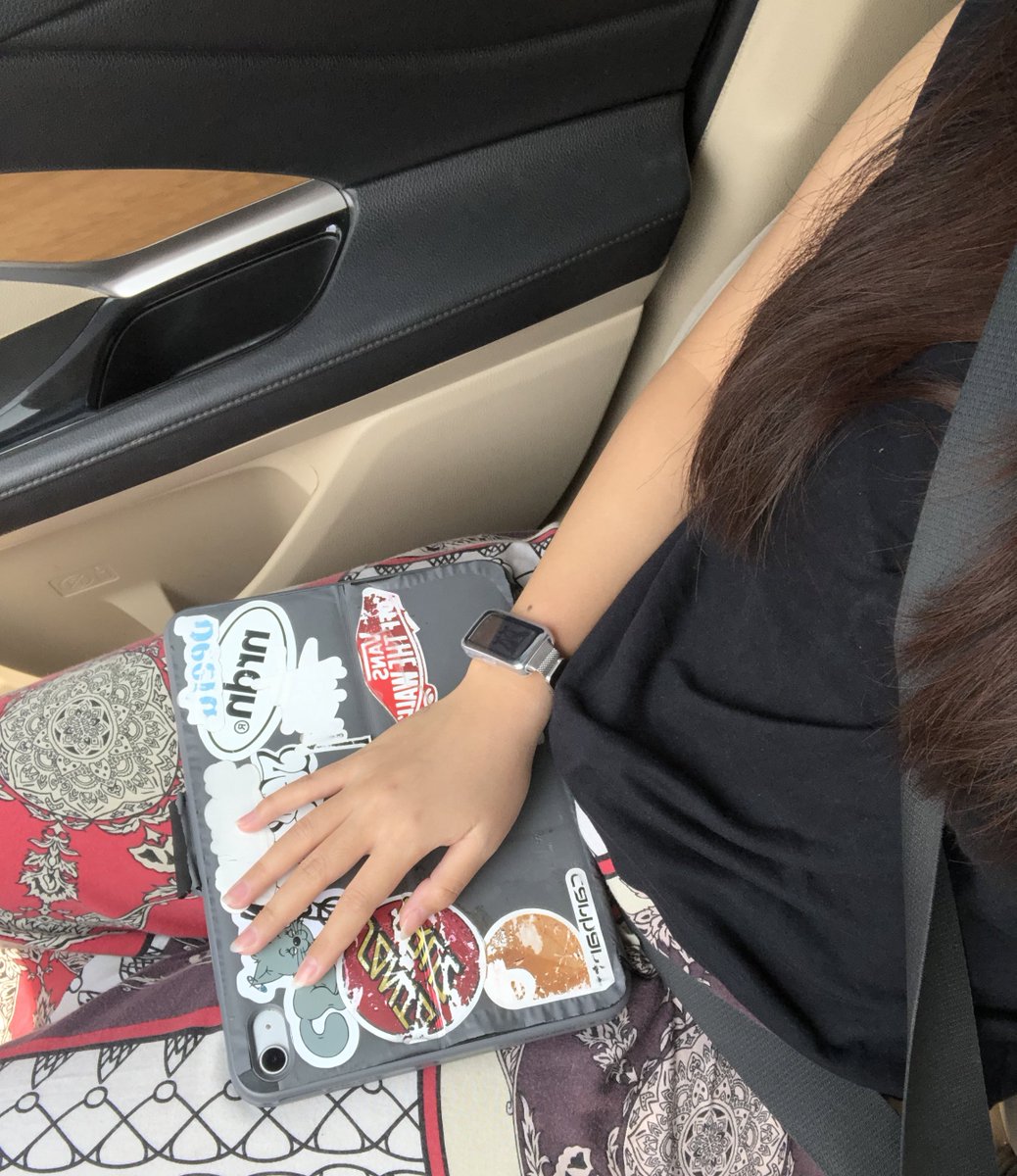 masi pake baju tidur udah diculik aja nyuruh nemenin😭