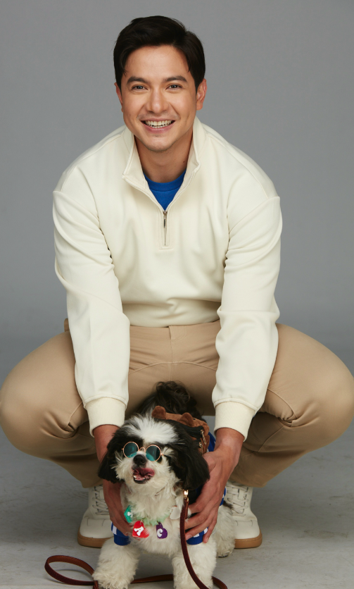jamgyoobi's tweet photo. Sharing some behind the scenes from the Alden x White Flower shoot... with the ✨ STAR ✨of the show:

Taco 🐶🌮

He literally went "UY MAY ASO!!" 
syempre, di magpapatalo si taco, may shades yan shea 😎 https://t.co/MxzqcbLZ2H