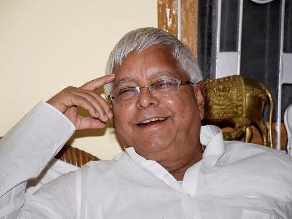 savedemocracyI's tweet photo. बिहार में विधानसभा चुनाव की लड़ाई से पहले महागठबंधन में शामिल होने की लड़ाई चल रही है। 

बिहार AIMIM के अध्यक्ष अख्तरुल ईमान  महागठबंधन में शामिल होने के लिए आरजेडी आवास पहुंचे थे। 

और महागठबंधन से 6 सीट की माँग कर रहे हैं और बदले में एक भी मंत्री पद की मांग नहीं कर रहे हैं। 

वहीं मुकेश सहनी जिसके सभी विधायक भाजपा में चले गए और जिन पर भरोसा नहीं किया जा सकता वो 60 सीट की माँग कर रहे हैं। 

बदले में ख़ुद के लिए उप मुख्यमंत्री पद की दावेदारी भी कर रहे हैं। उन्हें गोदी में उठा कर बिहार घुमाया जा रहा है। 

मुकेश साहनी को लेकर अक्सर मीडिया में खबर छपती है की दिल्ली में किसी बड़े नेता से मुलाक़ात हुई है। 

हाल ही में हुए उपचुनाव में AIMIM ने उपराष्ट्रपति के चुनाव में इंडिया गठबंधन के उम्मीदवार को अपना वोट दिया था। 

भाजपा आजतक जितना भी बिल ले कर आई है उसमे असदुद्दीन ओवैसी ने खुल कर इंडिया गठबंधन को समर्थन दिया 

इन तमाम मुद्दों पर इंडिया गठबंधन के साथ खड़े होने के बाद भी आखिर AIMIM को महागठबंधन में जगह क्यों नहीं दिया जा रहा है ?

आप सब भी इस मुद्दे पर अपनी राय दें।