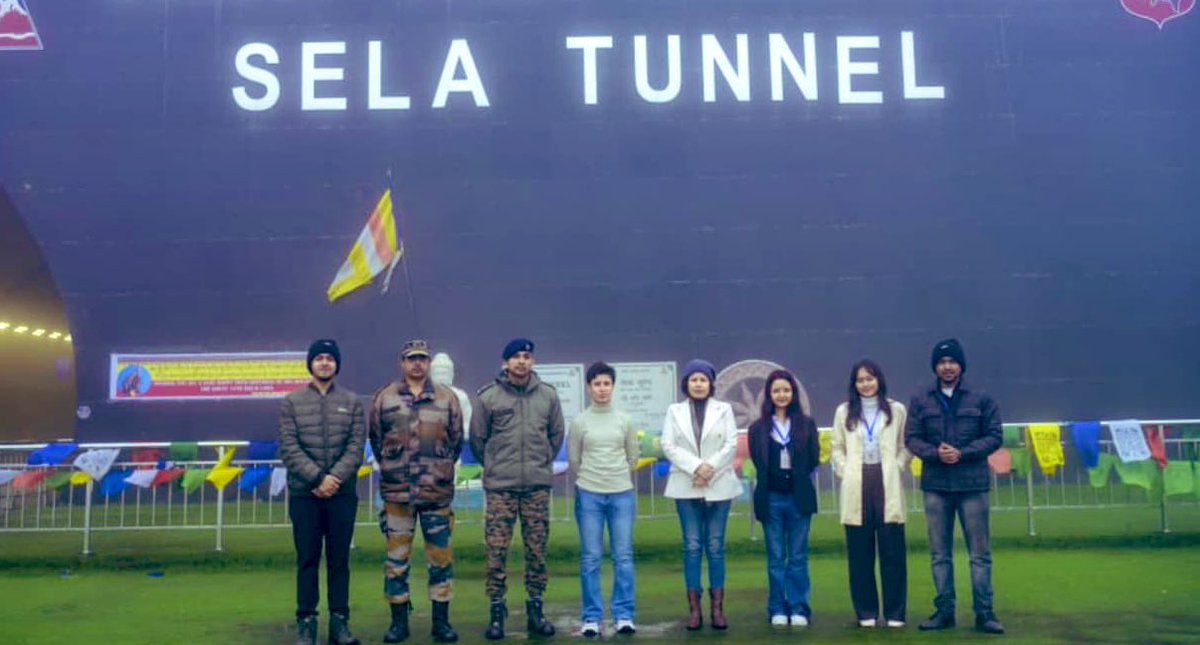 GajrajCorps_IA's tweet photo. 𝐓𝐚𝐰𝐚𝐧𝐠 𝐃𝐢𝐚𝐫𝐢𝐞𝐬 – 𝐀 𝐉𝐨𝐮𝐫𝐧𝐞𝐲 𝐨𝐟 𝐏𝐫𝐢𝐝𝐞 & 𝐇𝐞𝐫𝐢𝐭𝐚𝐠𝐞

University students under the aegis of @GajrajCorps_IA, embarked on a journey through #Tawang Monastery, Sungetsar Lake, Nuranang Falls & Bum La Pass.

Honouring valour at the War Memorials & embracing the traditions of the Monpa community, they returned with pride & inspiration for Indian Army.

विश्वविद्यालय के छात्रों ने @GajrajCorps_IA के साथ तवांग मोनास्ट्री, सुंगेत्सर झील, नुरानांग जलप्रपात और बुम ला पास की यादगार यात्रा की।

युद्ध स्मारकों पर शहीदों को श्रद्धांजलि दी और मोनपा समुदाय की परंपराओं को जानकर वे गर्व और प्रेरणा के साथ लौटे। 

#IndianArmy
#Tawang 

@adgpi 
@easterncomd 
@HQ_IDS_India 
@SpokespersonMoD 
@MyGovArunachal