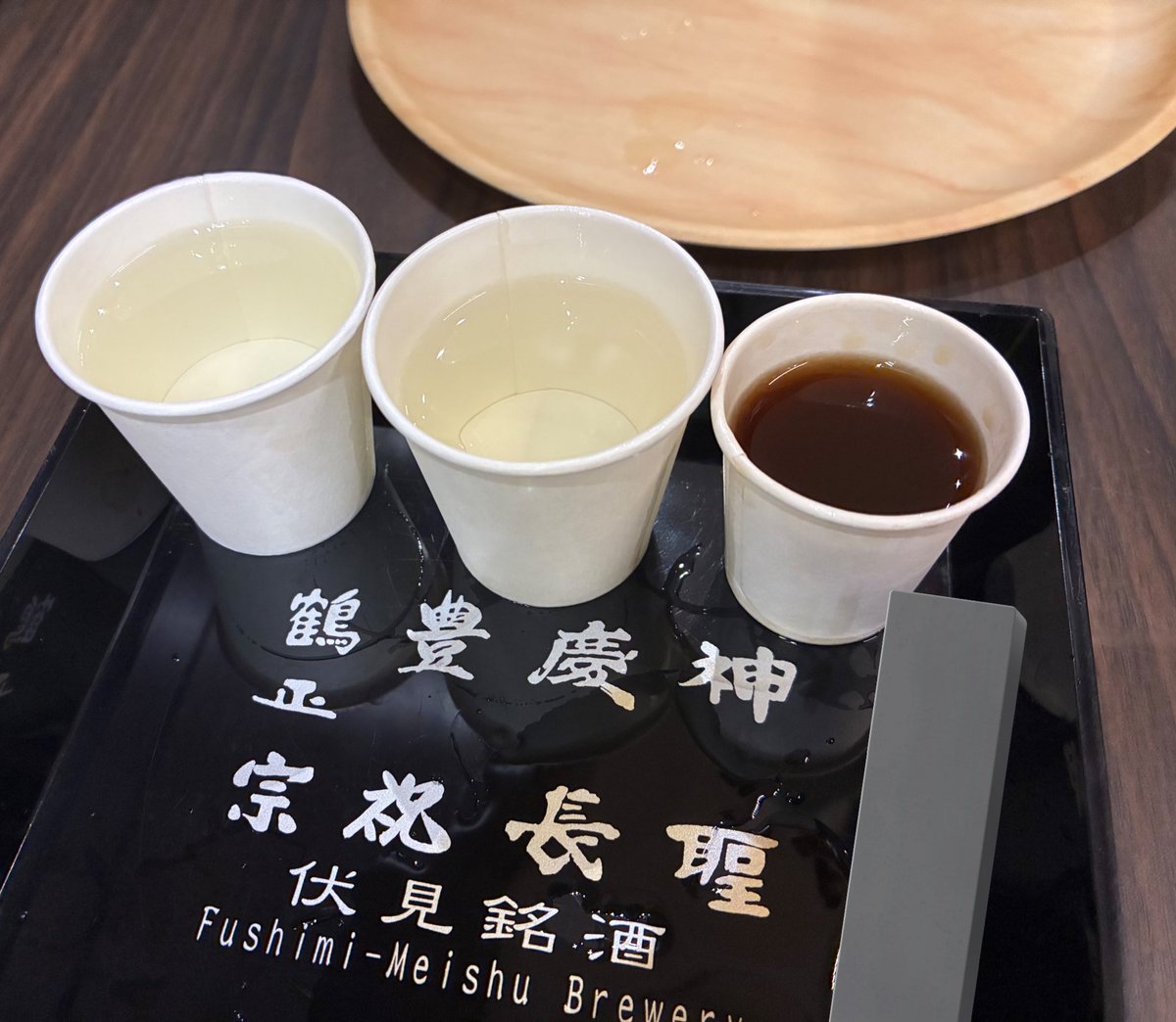 364nonbay's tweet image. 京都きました⛩️
伏見駅🍶

酒蔵たくさん。
まずは日本酒3種飲み比べです！

2,3,4番をチョイス✨
4番コーヒーみたいな色だけどれっきとした古酒です🍶

THE古酒って感じ満足度高いです

#日本酒
#京都旅行
#日本酒好きと繋がりたい