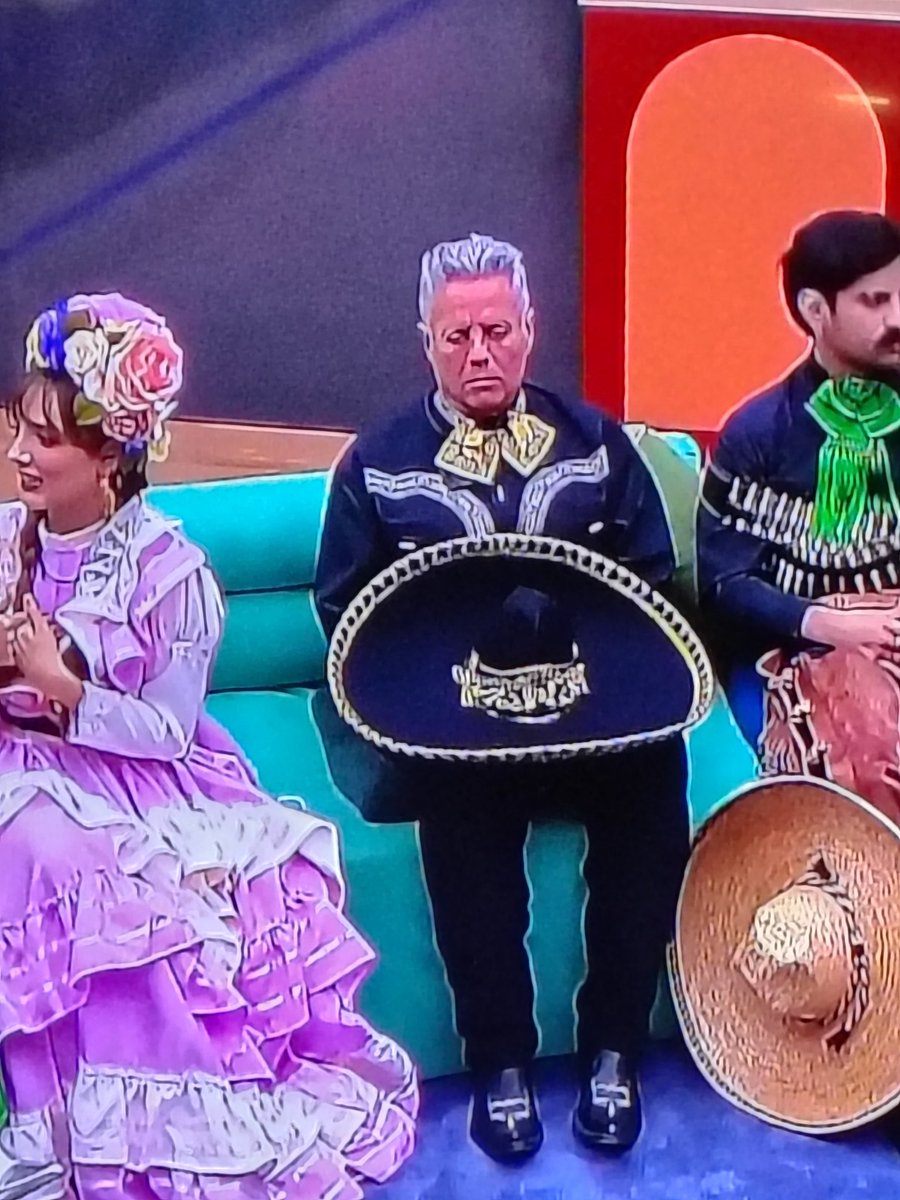 SherFerdinand's tweet image. Porfa alguien que lleve al abuelo a dormir a su recámara que ya es tarde.
 #LaCasaDeLosFamososMx #LaCasaDeLosFamososMéxico #LCDLFMX #LCDLFMX3