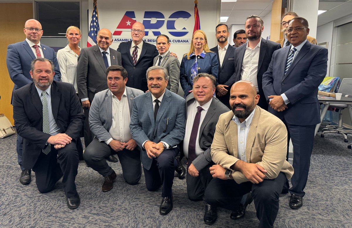 Algunos de los que vinimos desde Latam y Europa hasta Miami para participar del enorme evento de celebración de los primeros 35 años del Directorio Democrático Cubano <a href="/DirectorioCuba/">Directorio</a> que se realizará este sábado.
La libertad de Cuba nos une a todos 🇨🇺 💪🏼
#SalvarACuba
<a href="/BjornSoder/">Björn Söder (SD) 🇸🇪❤️🇺🇦 🇮🇱🇦🇲🇹🇼</a>