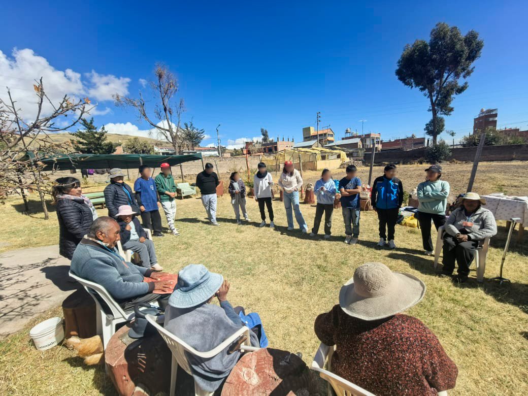 #JULIACA | 💙✨ ¡Muy orgullosos de su gran corazón! ✨💙

Adolescentes que forman parte de nuestra organización vivieron una experiencia muy especial junto a los abuelitos del asilo Virgen de Rosario – Chucuito. Con entusiasmo organizaron dinámicas, un divertido bailetón y