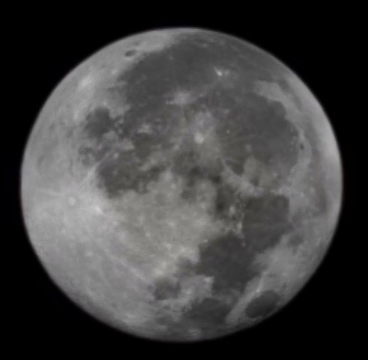 LonnaLisaWilli's tweet photo. A lovely moon photo taken with a Samsung Galaxy S23: https://t.co/gjm9K0VVus
