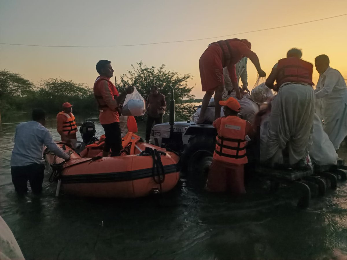 06NDRF's tweet image. #13/09/25
&quot;Rescue and relief efforts! 🚨
🔸Team6NDRF Evacuated 17 people ( 16M, 1F) from Pavata and Sujanpura villages in Jalore, Rajasthan and distributed essential relief materials.
#Reaching out to those in need🌟
@NDRFHQ 
@PIBAhmedabad
