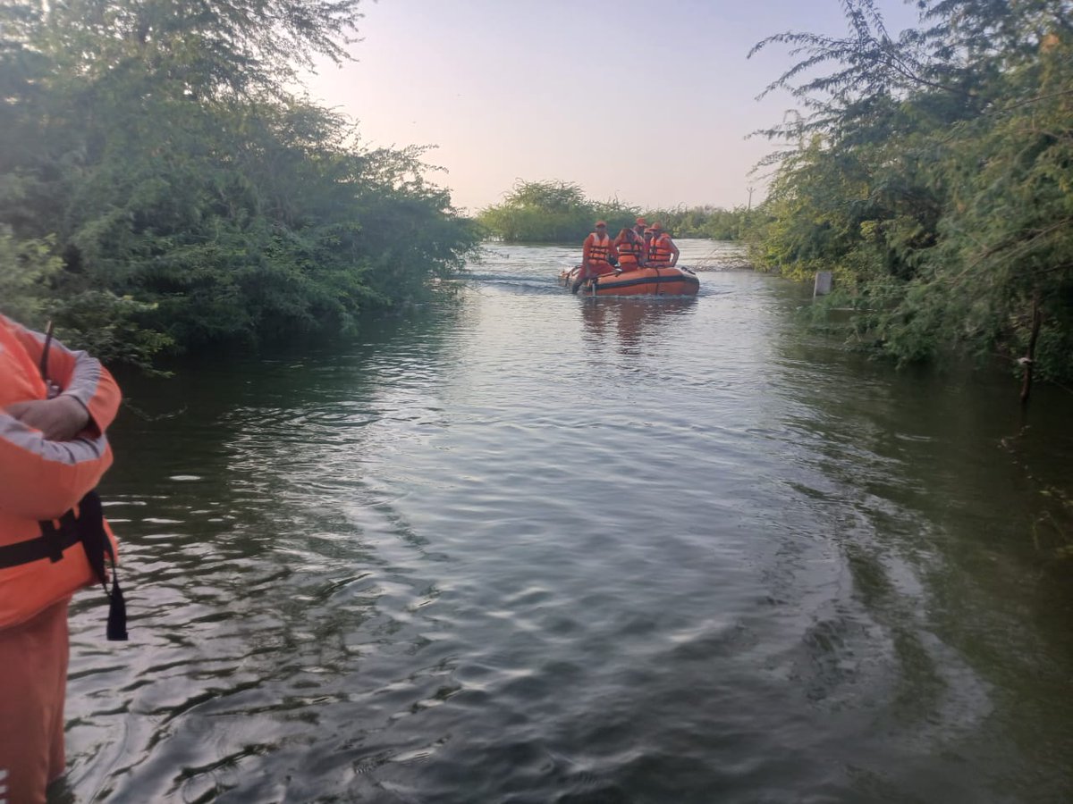 06NDRF's tweet image. #13/09/25
&quot;Rescue and relief efforts! 🚨
🔸Team6NDRF Evacuated 17 people ( 16M, 1F) from Pavata and Sujanpura villages in Jalore, Rajasthan and distributed essential relief materials.
#Reaching out to those in need🌟
@NDRFHQ 
@PIBAhmedabad