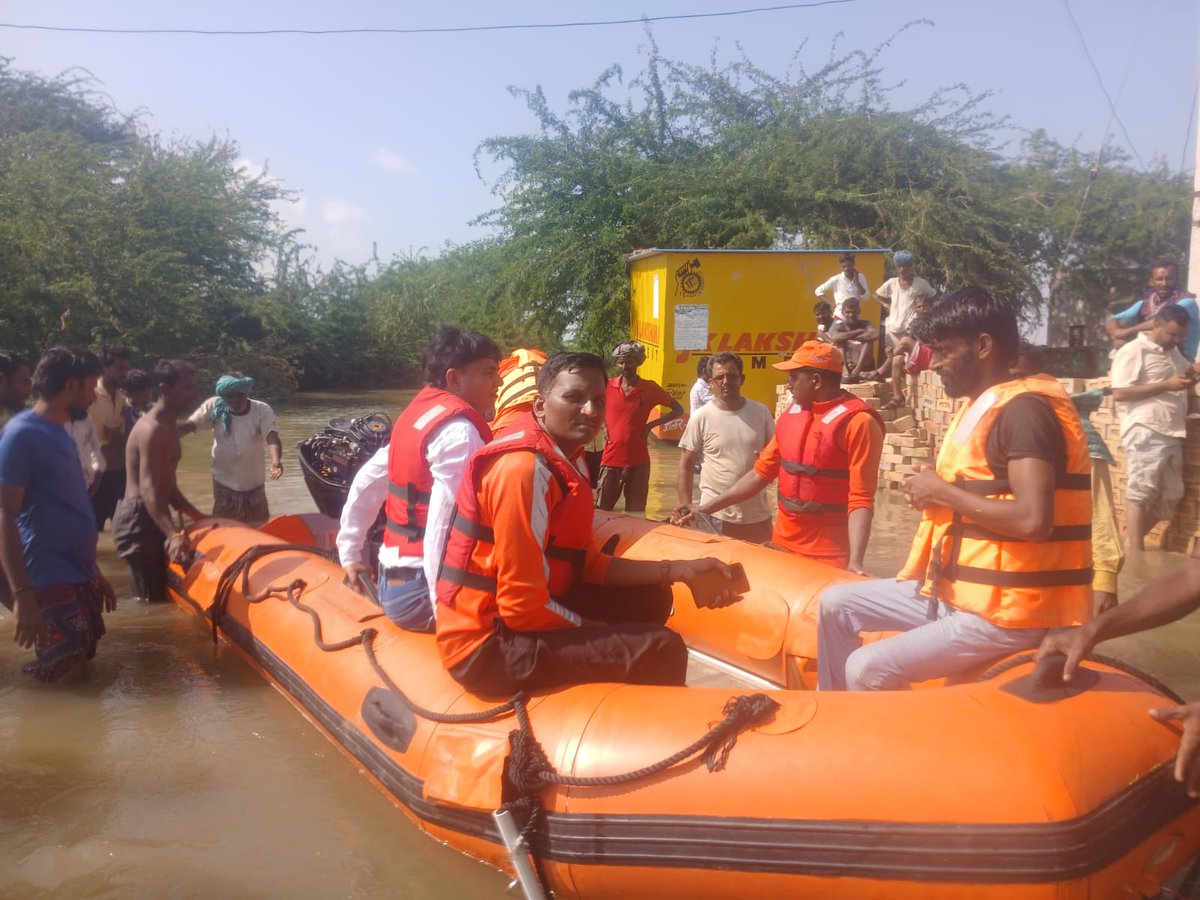 06NDRF's tweet image. #13/09/25
&quot;Rescue and relief efforts! 🚨
🔸Team6NDRF Evacuated 17 people ( 16M, 1F) from Pavata and Sujanpura villages in Jalore, Rajasthan and distributed essential relief materials.
#Reaching out to those in need🌟
@NDRFHQ 
@PIBAhmedabad