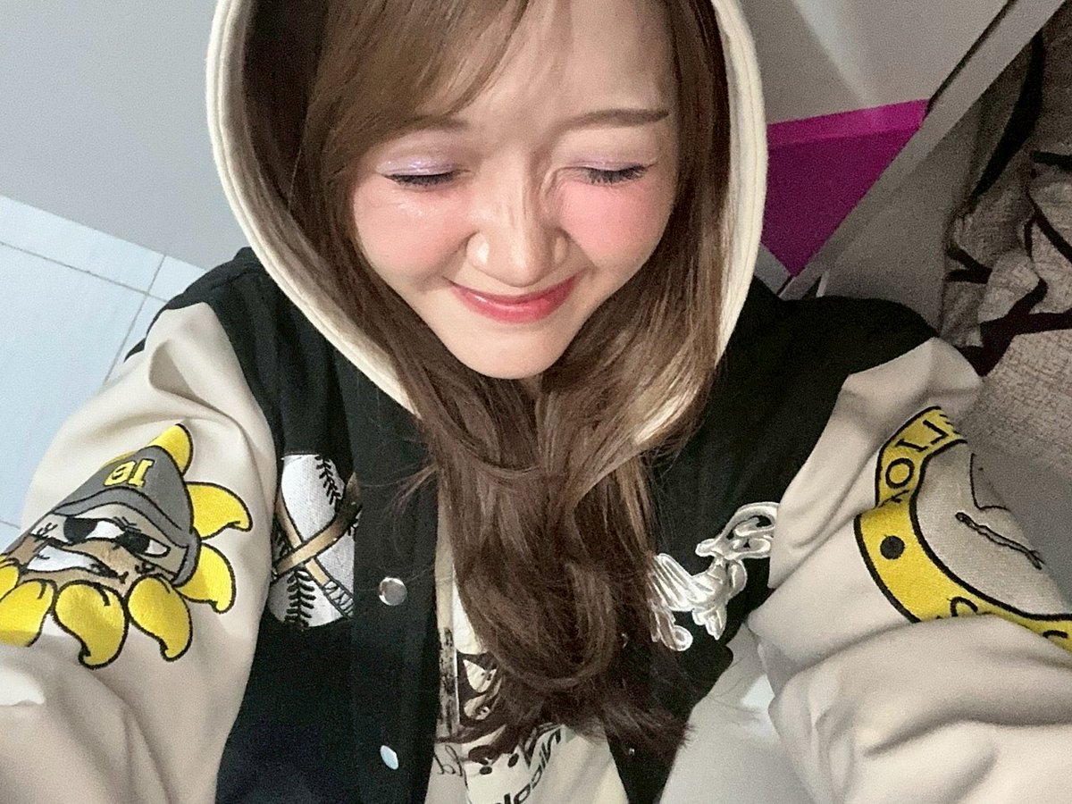 Akhirnya bisa samaan juga <a href="/AU_LiaJKT48/">Aurellia</a> 
Makasih min <a href="/Liamelior/">𝐋𝐈𝐀𝐌𝐄𝐋𝐈𝐎𝐑 #keLIAtan 🌟</a>