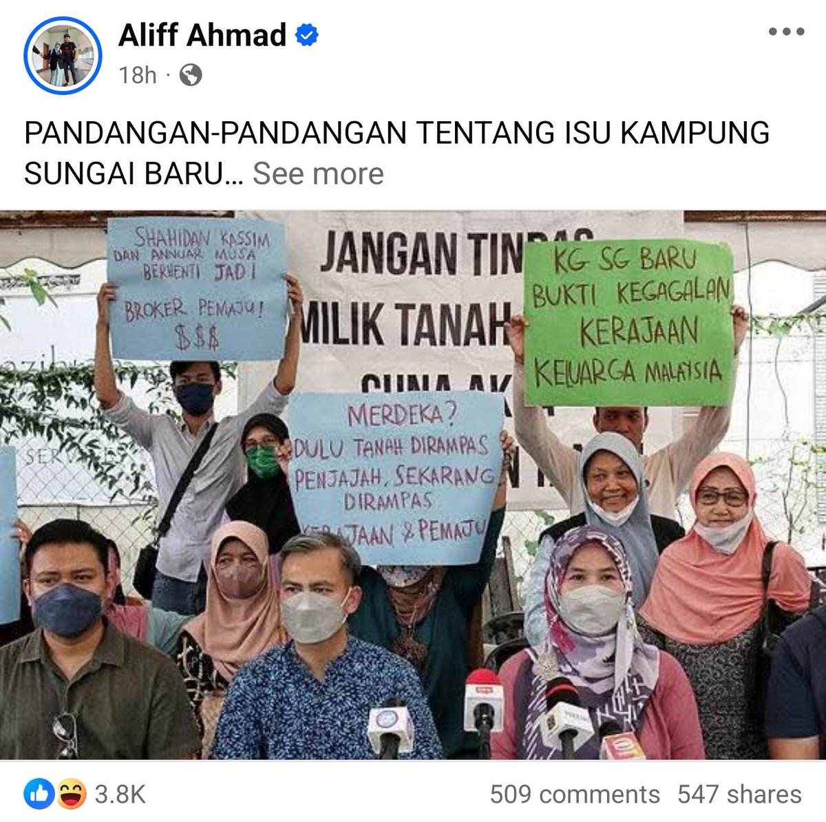 faktamologi's tweet photo. Masa @fahmi_fadzil turun dulu, Rafidah pun tak wujud lagi dalam cerita ni. Muka Jo Ghani pun tak ada dalam gambar ini. 

Ketika tu kerajaan PN baru wartakan Akta Pengambilan Tanah untuk Kg Sg Baru.

Pampasan belum start bayar, hak milik tanah pun belum bertukar ke pemaju.

Jadi logiklah masa tu masih sempat nak desak kerajaan PN tarik balik.

Sekarang pemaju dah setel bayar semua pampasan, pemilikan tanah pun dah bertukar tangan kepada pemaju.

Flat dan sebahagian rumah teres pun dah roboh. Jadi kerajaan kena facilitate permudahkan urusan mereka yang tidak bersetuju dengan tawaran JV. 

Nak samakan konteks dulu dengan sekarang memang tak kena.
