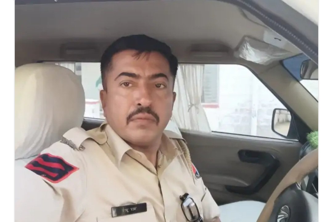 बाड़मेर में पुलिस महकमे को हिला देने वाला मामला!

चौहटन DSP जीवनलाल खत्री पर उनके ही ड्राइवर हेड कॉन्स्टेबल रामूराम ने थप्पड़ मारने का गंभीर आरोप लगाया।

 ऑडियो भी सामने आया है जिसमें रामूराम अपनी पीड़ा सुना रहे हैं।

 SP तक शिकायत गई, लेकिन अफसरों पर “मामला दबाने” के आरोप।

 अब