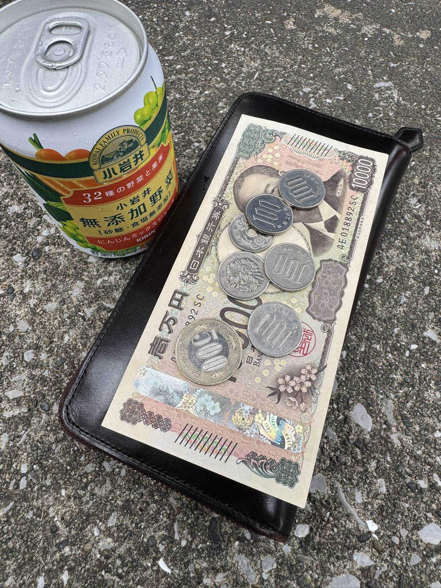 Skylight1020_'s tweet image. すみません
どなたか両替してくれませんか？
助けて欲しいです
右ふくらはぎ肉離れのため
コンビニまでとてもじゃないが歩けません

自販機まで行ってきたのですが、お釣りが新500円で使えず出れません

場所はたまプラーザ駅近くの美しが丘2-9向かいの駐車場です…
