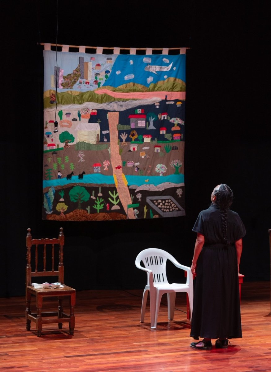 Mariana Gándara estuvo presente en otros FITU y este no fue la excepción.

Con teatro lleno, vivimos Ovillo, una obra que fue dirigida por ella y escrita por Sonia Gregorio que nos habla de las personas que se quedan cuando alguien decide migrar.

📸 Teatro UNAM/ Pili Pala.