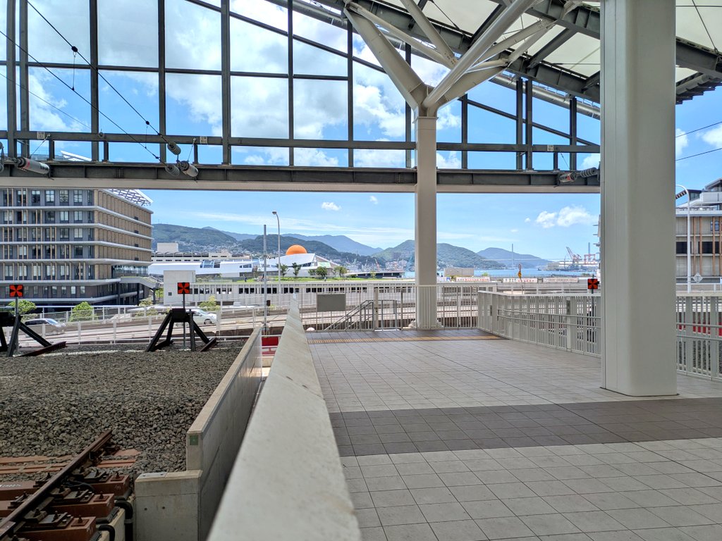 cp006's tweet photo. 新大村から西九州新幹線に乗って、終点は長崎駅へ。サラッと乗り通しを完了です。終端駅らしい車止めのあるホームからは、長崎港が一望とは行かないですが、地上駅時代には見られなかった景色が広がっています。さあ観光せず引き返しますか（笑 https://t.co/0ITeH0WrQv