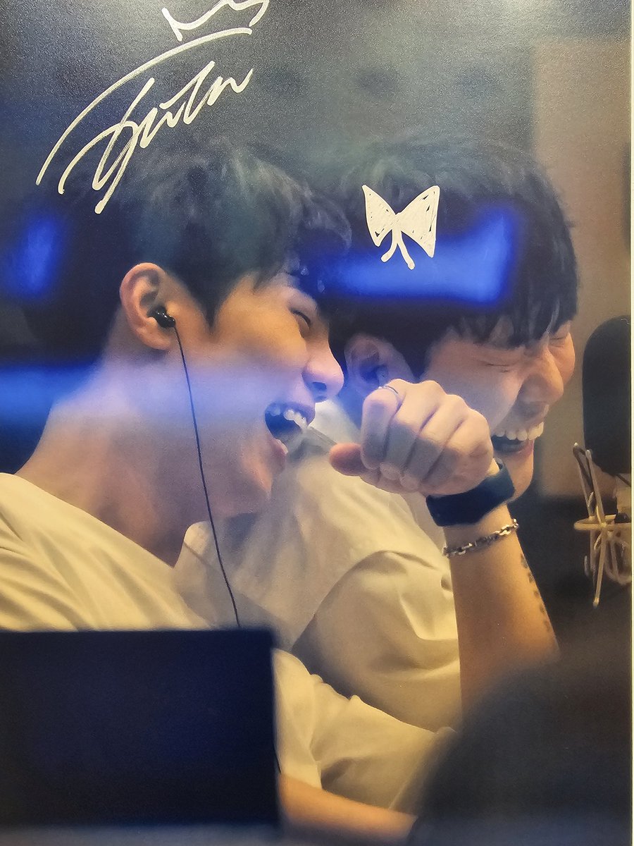 sujinhwang16's tweet photo. 김수인 생일날 이승민하고 12시 반에 와서 한시간 넘게 있다 감
규형이 귀엽다고 백만번 말하다가 리본 달아주고 감 https://t.co/Gu5yDj4rTw