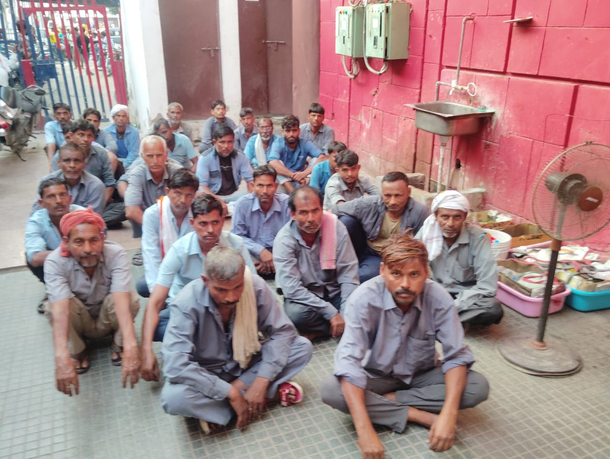 Harishgaur89's tweet photo. #Aligarh में इतनी बड़ी संख्या में अवैध वेंडर किसकी सह पर काम कर रहे थे। अलीगढ़ के जिम्मेदार अधिकारी सवालों के घेरे में। यात्रियों को ठग रहे थे अवैध वेंडर @AshwiniVaishnaw @RailMinIndia @GMNCR1 @drmncrald @CPRONCR https://t.co/5s0qviQnuB
