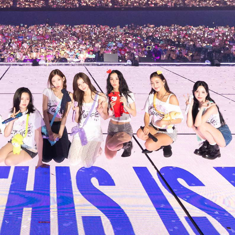 godmitzu's tweet photo. Nayeon, Jeongyeon, Sana, Jihyo, Mina, and also Somi went to support Chaeyoung at Music Core today 🥹
- Sana cried bc it reminded her of Sixteen
- Somi hesitated about joining the group pic with the members, but MiNayeon were gesturing her "like come on and join us" 🥺
- SaNayeon were filming Chaeyoung and practicing the fanchant
- Chaeyoung said the set is cute today and Nayeon said "you're cuter!"
- Chaeyoung wore this outfit from the MV