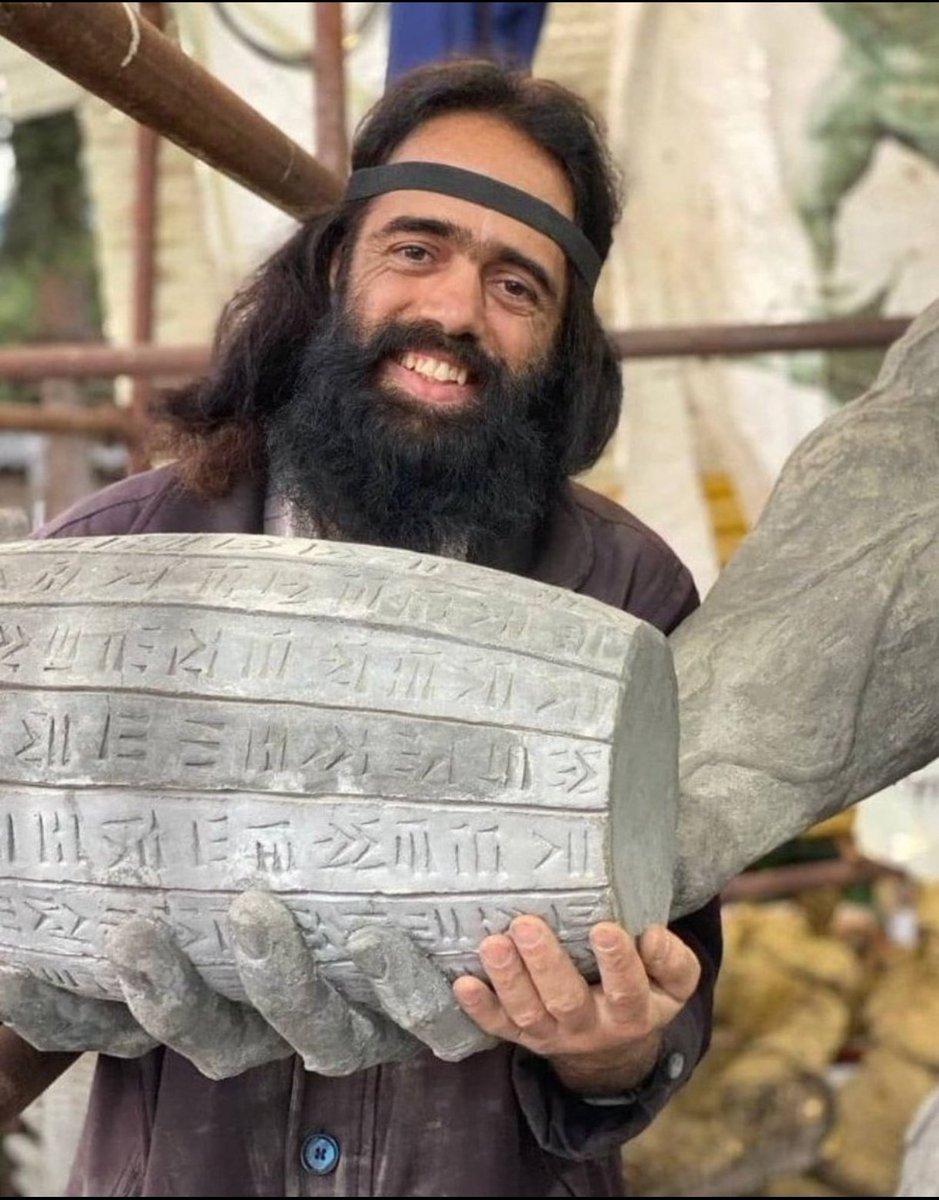این یارو اول تلاش کرد با مجسمه سازی سبک یونان حرف برای گفتن پیدا کنه نشد،الانم از یه فرهنگ دیگه یعنی پیاده‌روی اربعین اسکی رفته برای نمایش... خوب مرد حسابی چرا از اون فرهنگ غنی آریای که دارید یه چیز درنمیارید برای نمایش.چرا همش اویزون هستید؟