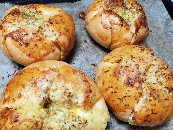 教えてもらったマヌルパン
めちゃくちゃ美味しかった🧄🧀🧈🥯 