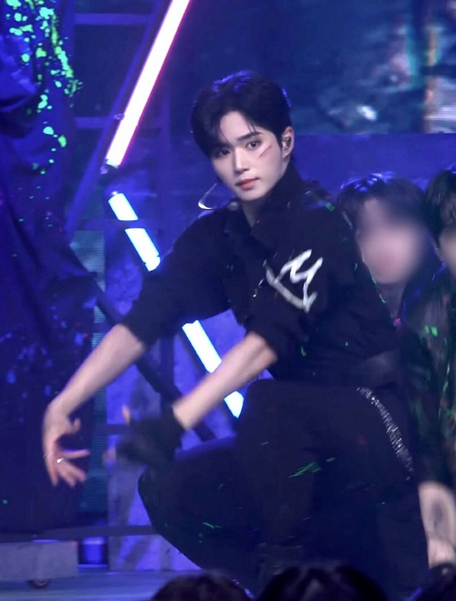 junseoarchive17's tweet image. 엉거주춤 동글이 
(너무 귀여워서 캡쳐 안할수가 없었..)