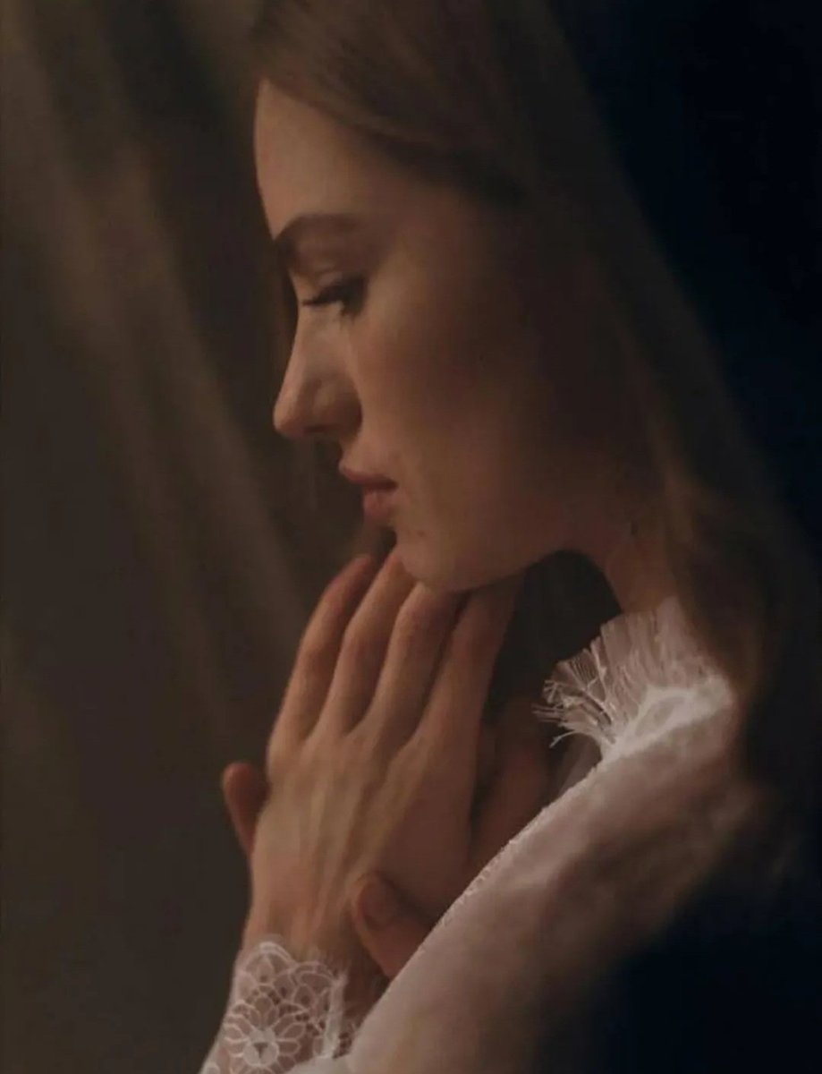 _ نبض حياه قد يكون في " شعور " .. 
ف الحمدلله  ع ذاك الأحساس ، 
فيه من راحة الروح الشيء المريح ،، 
لا اريد  أكثر  من هالشعور 🤍 ،، 
حتى لو كان يتيم  ....