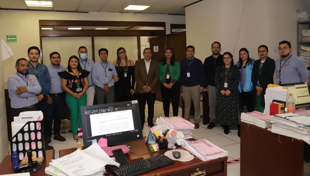 mgdohector's tweet photo. Convencido de que la justicia debe construirse desde la cercanía, visité juzgados de Huixquilucan y Naucalpan para escuchar de primera mano no solo a juezas y jueces, sino también a servidores judiciales y a las y los ciudadanos que todos los días acuden en busca de soluciones. 👨‍👩‍👧‍👦

Estas visitas nos permiten conocer realidades, necesidades y fortalezas que serán la base de un @PJEdomex más humano, transparente y confiable.

#PJEMcercano #JusticiaCercana