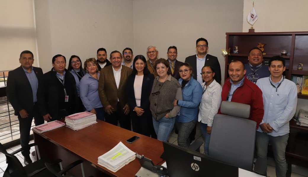 mgdohector's tweet photo. Convencido de que la justicia debe construirse desde la cercanía, visité juzgados de Huixquilucan y Naucalpan para escuchar de primera mano no solo a juezas y jueces, sino también a servidores judiciales y a las y los ciudadanos que todos los días acuden en busca de soluciones. 👨‍👩‍👧‍👦

Estas visitas nos permiten conocer realidades, necesidades y fortalezas que serán la base de un @PJEdomex más humano, transparente y confiable.

#PJEMcercano #JusticiaCercana