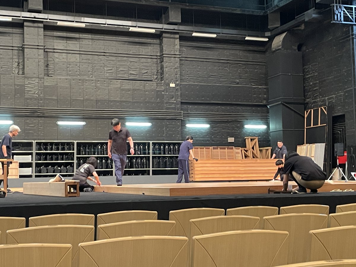 Taka63296's tweet photo. 昨日の桐生市能・狂言鑑賞教室にお越しいただいた、中学生のみなさん、２階席にお出掛けいただきました皆様ありがとうございました。
あまり見る事がない、ホールに能舞台ができるまでの写真です。
完成まで見ているのも楽しいですね。
ご尽力いただいた皆様に感謝いたします。 https://t.co/w6a4tmfbpv