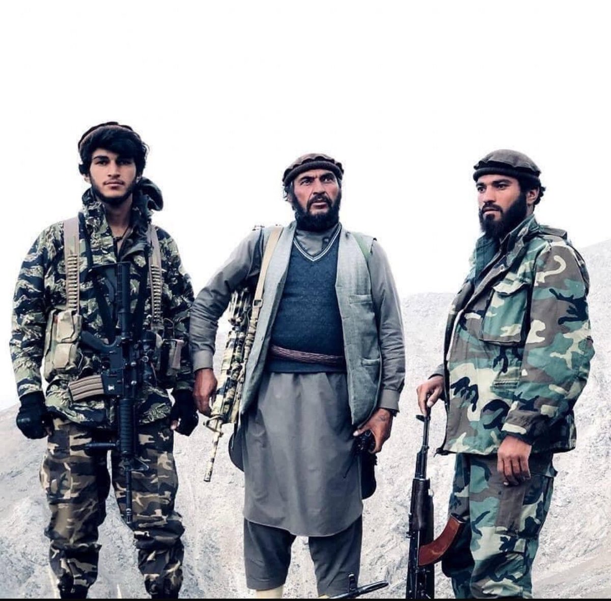 mm_abdullah_'s tweet photo. گور خونین شهیدان به تو آواز دهد
آتشی را که فروزان شده خاموش مکن 

حماسه ی ماندگار مقاومت گران در ماه سنبله سال ۱۴۰۱!
مقاومت دوم در شرایطی آغاز شد که همه چیز در افغانستان فروریخته بود.
نیروهای دفاعی از هم پاشید و سران و رهبران افغانستان به خارج فرار کردند.
چهره‌ های نامدار جهاد و مقاومت اول نیز میدان را ترک و به خارج متواری شدند. در یک چنین شرایطی پنجشیر به تنهایی ایستاد و عَلم مقاومت را بدوش گرفت. شماری از نیروهای امنیتی کشور ،مبارزین اندراب ها، خوست ها، پروان، کاپیسا، کابل،سمنگان،بلخ،بغلان،کندز،تخار و بدخشان سلاح گرفتند و به میدان آمدند.
در این جنگ های نابرابر مردان فداکار و راستین با نبرد های شجاعانه تلفات زیادی بر نیروهای های طالبان وارد کردند. 
ایستادگی و‌مبارزه نیروهای  اندک  در مقابل ده ها هزار  نیروی تا دندان مسلح ی طالبان کاری بود به گفته ی صاحب نظران نظامی«غیر قابل تصور».
اوج این جنگ ها در ماه سنبله۱۴۰۱ بود که طالبان با هزاران نیروی تروریست خارجی همدست شان از مناطق کوه‌بندها و نجراب ولایت کاپیسا، فرجغان ولایت لغمان، رخه، بازارک، دو آب، پشغور، شابه و ولسوالی دره ولایت پنجشیر جنگ تمام عیار را آغاز کردند و بر مقاومت گران قرارگاه های حصارک، دره عبدالله خیل و شابه هجوم بردند که پس از نبرد های شدید؛ در روزهای ۲۱ و ۲۲ سنبله، هفتاد و‌ دو‌تن‌ از مبارزان راه آزادی به شمول فرمانده احمدیار، فرمانده ملک خان‌، فرمانده مدیر احمد، فرمانده خنجر، فرمانده توره باز و چند فرمانده دگر در آن جنگ‌ نابرابر جان های خود را فدای آزادی وطن و مردم شان کردند.
- جوان ترین شهید این واقعه ۱۶ سال(پسر فرمانده خنجر شهید) و بزرگترین شان ۵۶ سال عمر داشت.
- شمار زیاد از شهیدان باهم پیوند های خانوادگی داشتند که از یک خانواده هفت تن، از یک خانواده پنج عضو، از یک خانوداه چهار عضو، پدر و پسر، دو بردار و‌ سه برادر، پسران کاکا و ماما  در جمع این شهدا بود.
- طالبان مانع دفن شمار زیادی از این شهدا شدند که پنجاه و چهار تن آن ها در  گور جمعی منطقه ملم خاک دره حصارک دفن شدند.
- یک خواهر مبارز به  نام سمینه از دره عبدالله خیل در همین واقعه بعد از جنگ چند ساعته شهید گردید. اقدامات جنایت کاران طالبان در این رویداد مصداق واضح جنایت جنگی میباشد که توسط باز ماندگان قربانیان و نهاد های حقوق بشری در مراجع بین المللی ثبت شکایت شده و‌ اسناد لازم ارئه گردیده است.
جنگ سال ۱۴۰۱ بدون شک حماسه ی ماندگار بود و هست. ما معتقدیم که خون این شهیدان برحق بر زمین نمی ماند و  بساط ظلم طالبانی برچیده خواهد شد.
به گفته ی آمرصاحب شهید: ما باشیم یا نباشیم مقاومت ادامه دارد.
روح شهدای حماسه ی ماندگار سال ۱۴۰۱ شاد و یاد خاطرات این راد مردان همیشه گرامی باد.