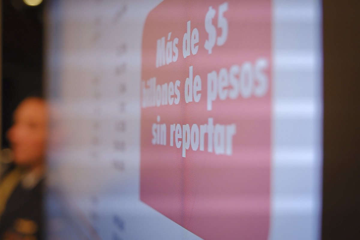 MinSaludCol's tweet photo. El presidente @petrogustavo reveló la magnitud del desfalco: “En 2023 la Nueva EPS recibió 73 billones, 16% más recursos, pero maquilló sus balances para ocultar deudas por más de 5 billones con hospitales. Declararon pasivos de 6.6 billones cuando en realidad eran 11.7, escondiendo facturas y presentando un patrimonio falso de 143 mil millones para evitar la intervención”. 

Hoy el país conoce la verdad: durante años la salud fue usada como negocio de unos pocos.

#SeRobaronLaSalud