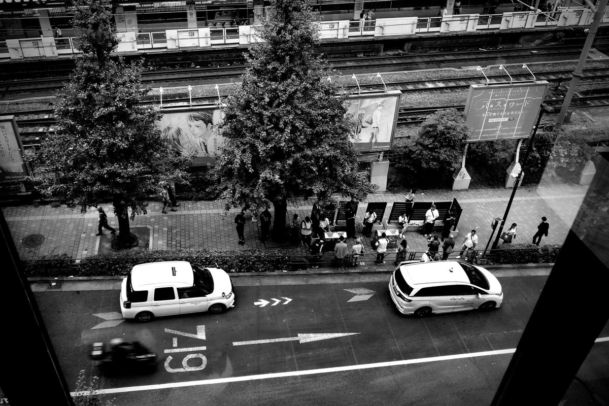 今夜は、ジロウのオススメ曲や、みなさんから届いたCONTRASTZの感想を