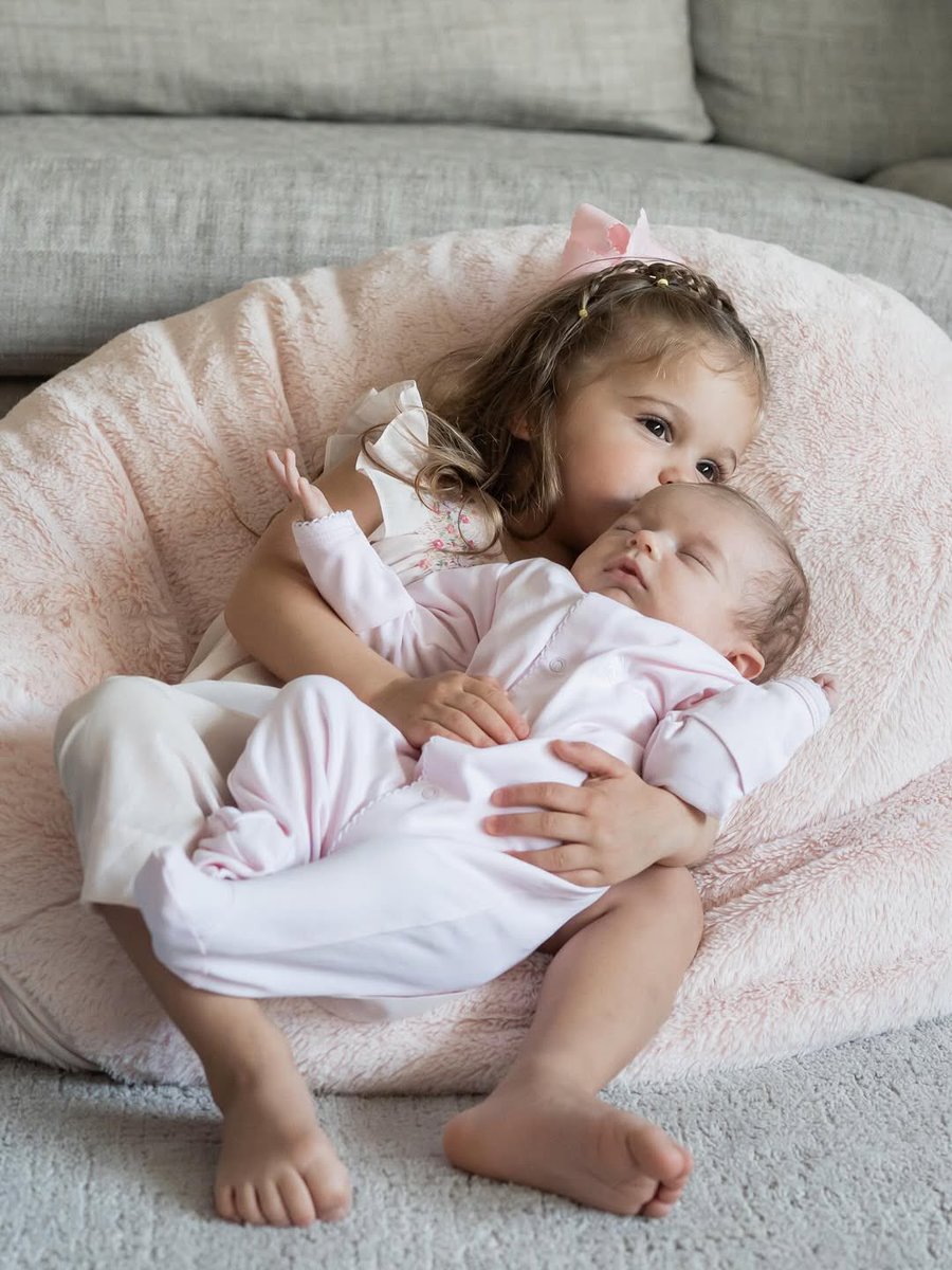samuel_garcias's tweet photo. Mis mágicas princesas. Las amo https://t.co/LtMSk1JcLp