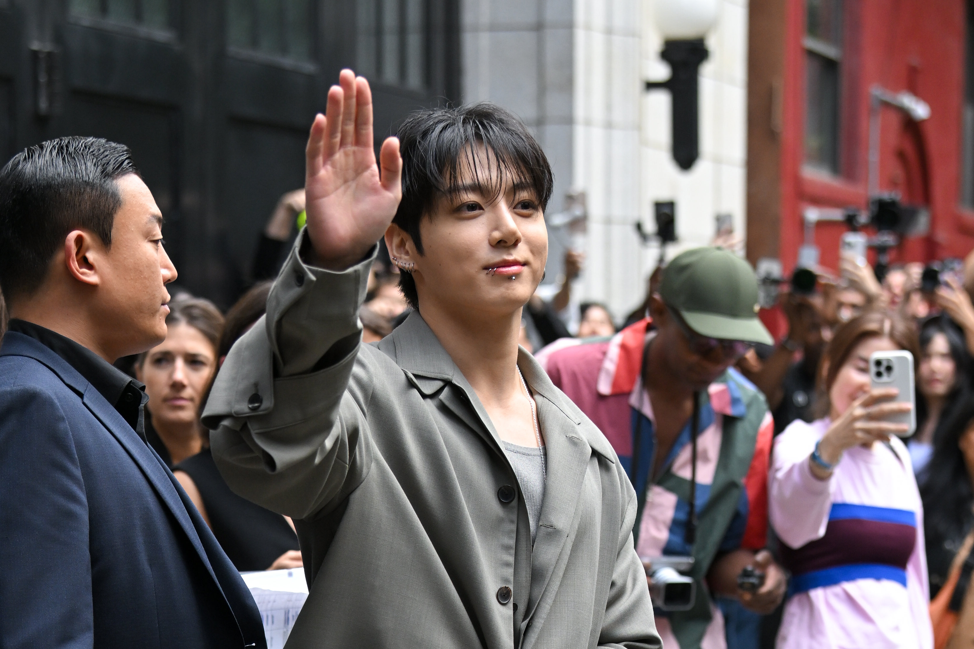 防弾少年団 Wahhhhh he's so adorable 😭💖 I just wanna put him in my