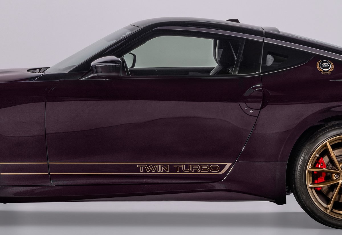 responsejp's tweet photo. 「TWIN TURBOのロゴ懐かしい！」Z32ファン感涙、レトロ感あふれる新型『フェアレディZ』が話題に
https://t.co/7NbHNvA4DM

#新型車 #日産 #フェアレディZ #クーペ https://t.co/uitWC7yaTP