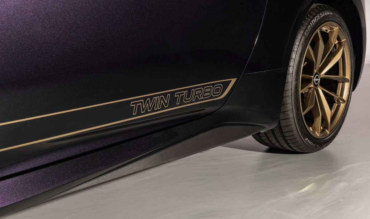 responsejp's tweet photo. 「TWIN TURBOのロゴ懐かしい！」Z32ファン感涙、レトロ感あふれる新型『フェアレディZ』が話題に
https://t.co/7NbHNvA4DM

#新型車 #日産 #フェアレディZ #クーペ https://t.co/uitWC7yaTP