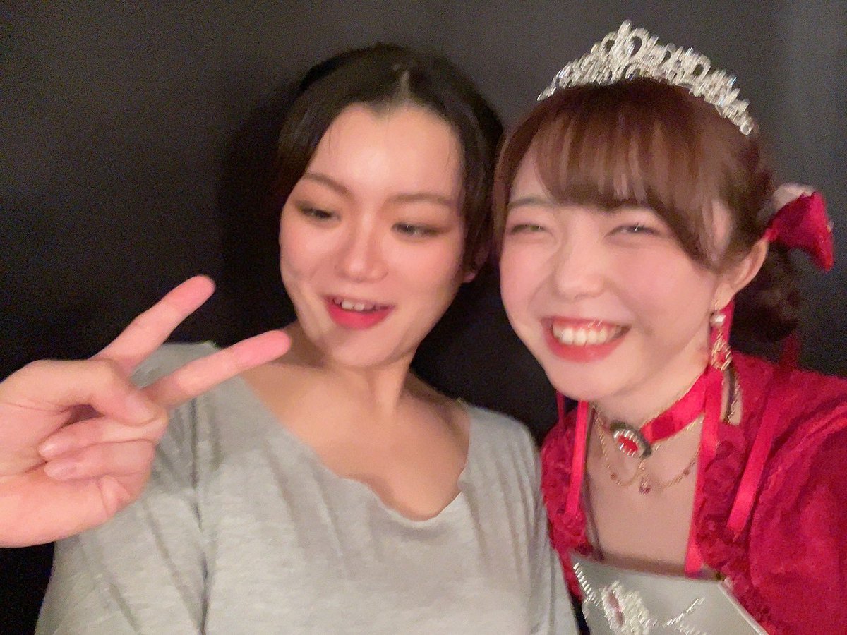 #カク魔女2025  #イナネコ
早くも初日から1週間！！
本日6公演目！！

13時~HIDDENチーム🔮 

18時~THUNDERチーム⚡️

今日もなんだか天気が怪しいようですが
上野はきっと、泣き笑いの嵐となるでしょ😂
今日も行ってきます🙌
 
写真あるある📸
写真を撮ってるとたまに侵入者が現れます✌️