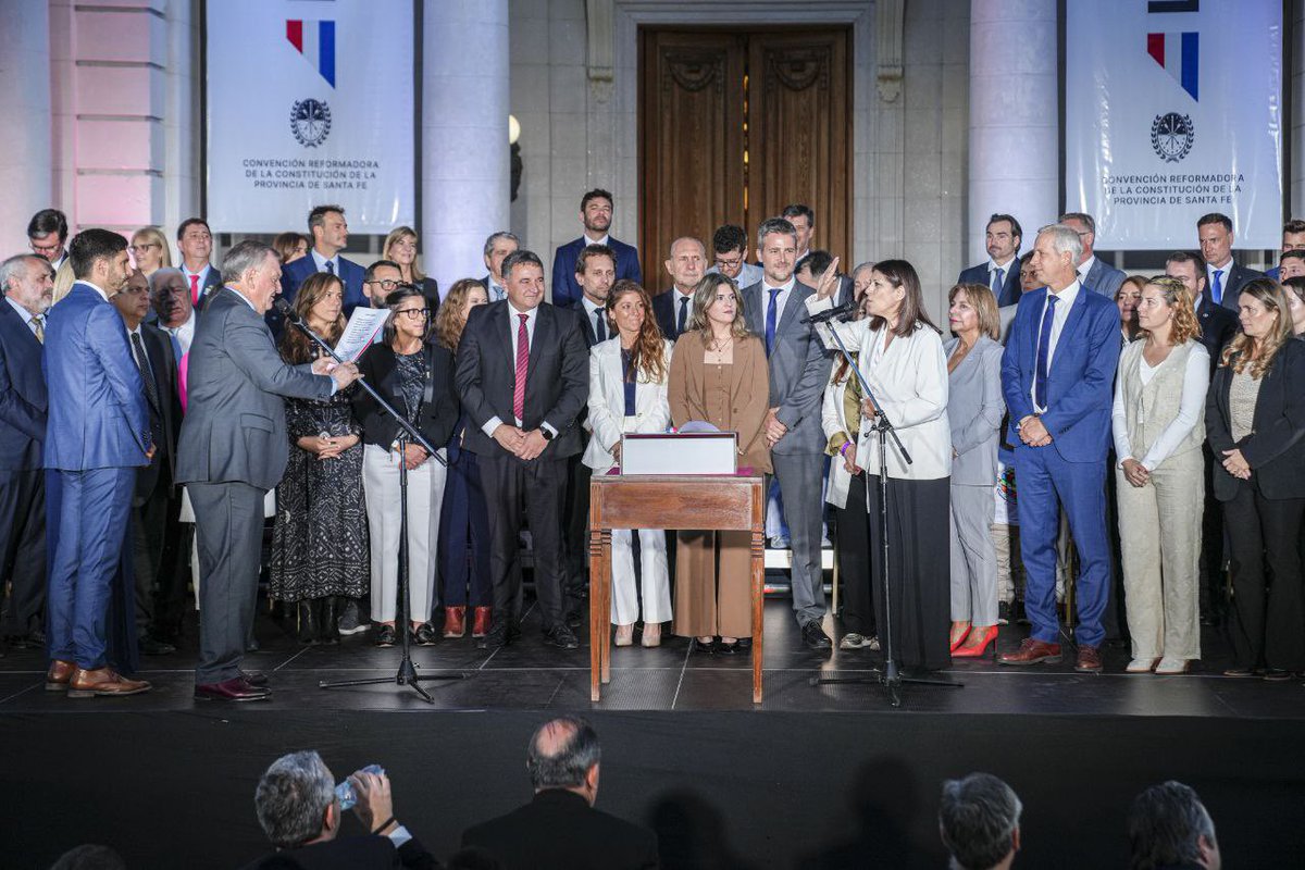 SI, JURO 

Santa Fe tiene una nueva Constitución. Más moderna, que reconoce derechos, quita privilegios y que vuelve transparente la gestión pública.

Juré convencido de que los santafesinos y santafesinas merecemos un futuro de progreso y desarrollo.