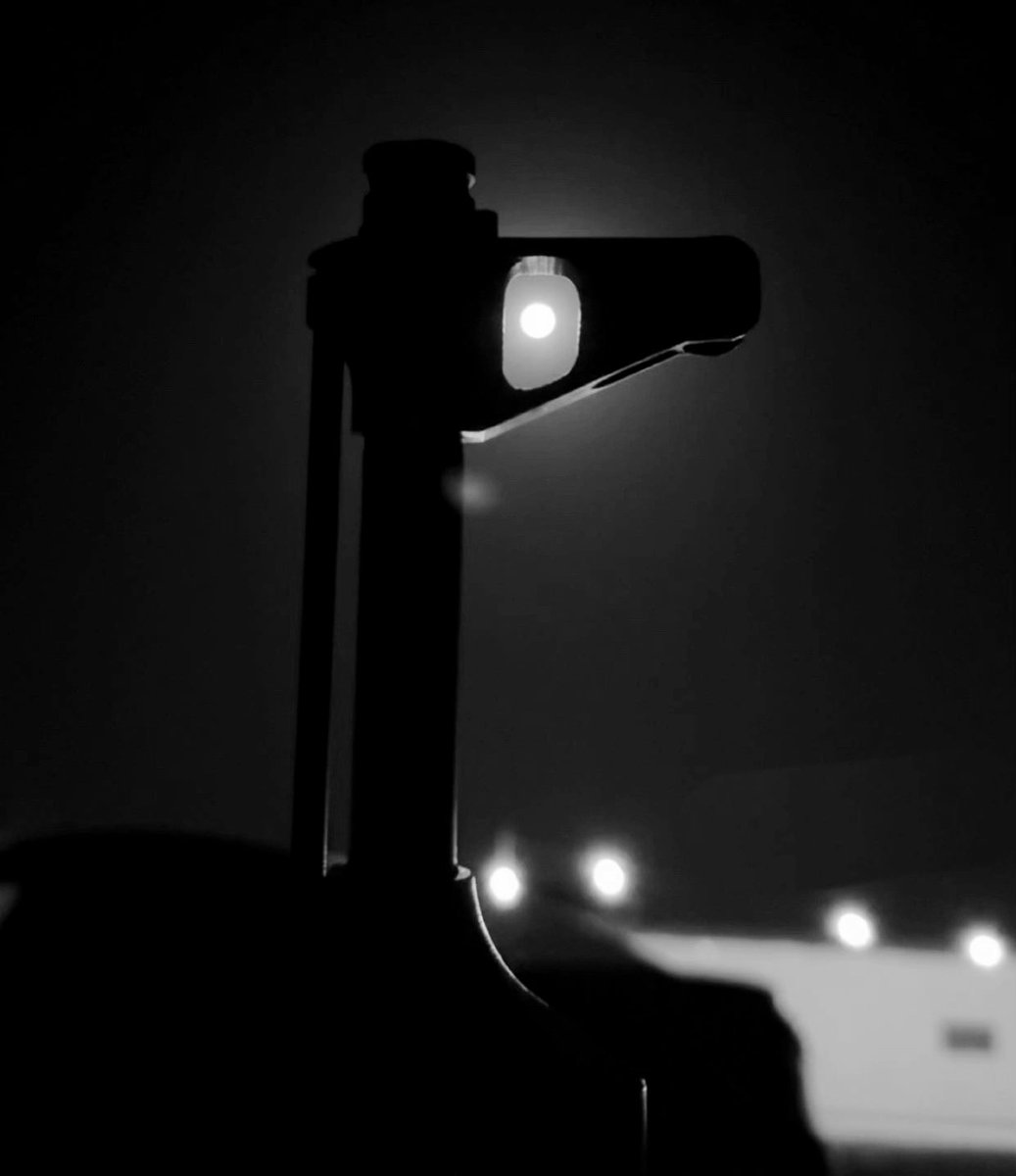 انا الي تحدّاه الزمن واتعبه واشقاه 
لكن الليالي السود مابيّحت سدّه