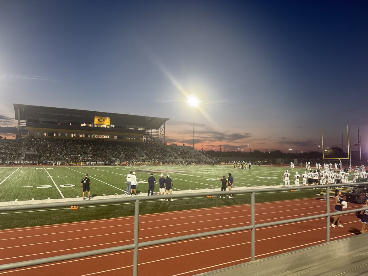 leticiavdp's tweet photo. Nothing like Texas Friday night high school football. https://t.co/b9tq6MdDVB